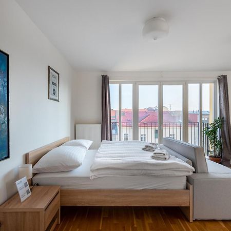 Sunny Safron Apartment براغ المظهر الخارجي الصورة