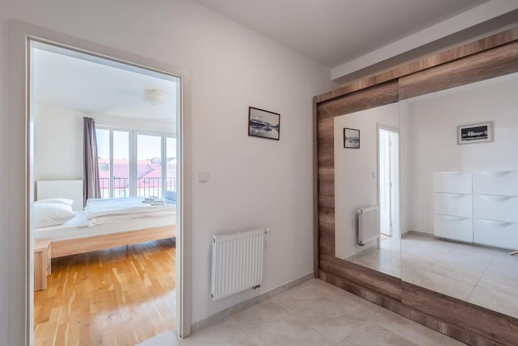 Sunny Safron Apartment براغ المظهر الخارجي الصورة