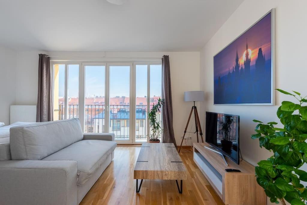 Sunny Safron Apartment براغ المظهر الخارجي الصورة